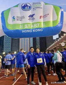 霍启刚记录郭晶晶冲线瞬间 名人风采闪耀马拉松