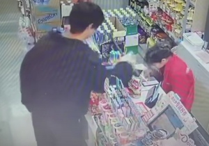 便利店店员被顾客用饮料泼脸