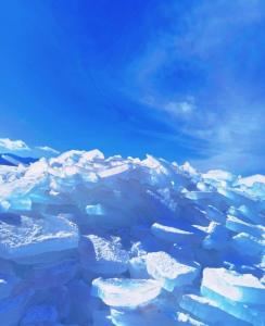 青海湖迎来限定“蓝冰季” 美景背后的危险陷阱