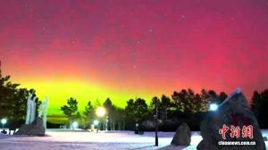 大寒奇遇！漠河红绿极光刷屏 游客踏雪追光
