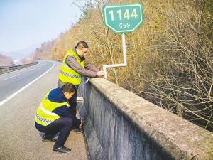 鄂西北高速开展除雪作业 科技监测保畅通