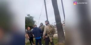 美国老人穿短裤被ICE特工拖出屋外 手铐紧勒致伤引发关注