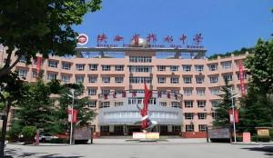 教育局回应女生带手机被停课1个月：有一定合理性