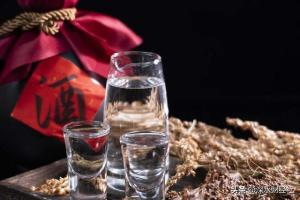 茅台一年跌三成 白酒不需要奢侈品吗 高端白酒去向何方？