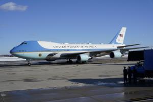 美总统专机因轻微电路问题返航 特朗普换乘另一架飞机前往达沃斯