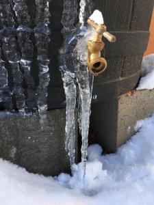 女子一觉醒来家里水龙头被冻住，寒潮应对需细节到位