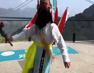 80岁大爷登上花江峡谷大桥跳非遗地戏 家属：这次圆了他的梦