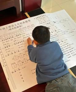 A0尺寸超大版寒假练习卷火了 新颖形式增乐趣