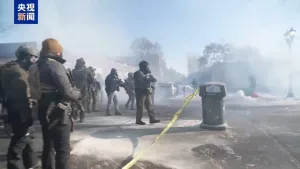 美抗议者高喊：别拍照快救我 绝望呼救引发关注