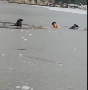男子救人受困 另一人匍匐前去营救 冰湖上的生死救援