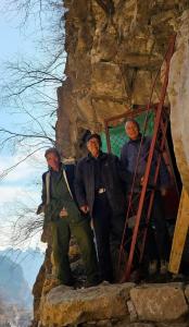 81岁老人自掏百万凿天梯 传承北岳文化