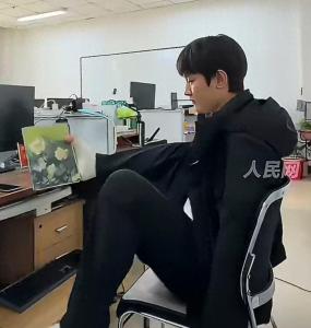 28岁无臂博士生用脚敲出4篇SCI论文 折翼亦飞翔