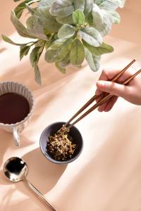 英140人访华团拿筷子吃饭 文化尊重的无声致敬