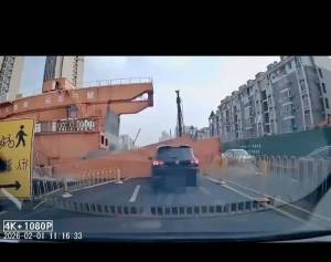 地铁工地龙门吊坍塌砸中轿车 事故致人员伤亡