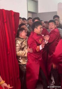 接亲伴郎团在新娘家沙发过夜 牛蛙整蛊笑翻全场