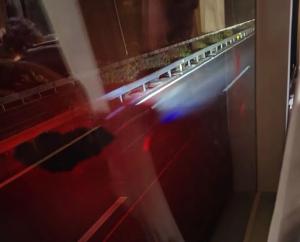 大巴高速行李舱突然打开行李箱甩出 乘客财物受损引发关注