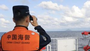 中国海警编队在钓鱼岛领海巡航 依法维权行动