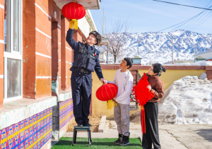 戍边民警祝大家新春快乐 共迎新春佳节
