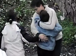 男孩坐上路边电瓶车连车带人摔沟里 第一时间冲出抱怀里