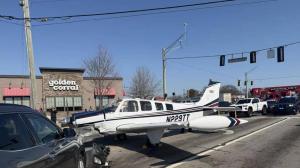 美国小型飞机公路迫降致多人受伤 发动机故障引发事故