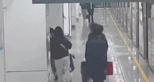 地铁小哥帮乘客赶车跑出炸毛表情包 每根头发都在加油