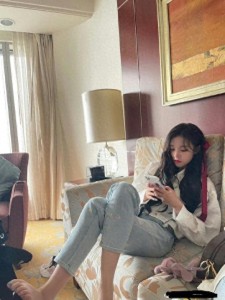 宋雨琦居家照里，脚丫调皮可爱完全是一副随性又自在的状态