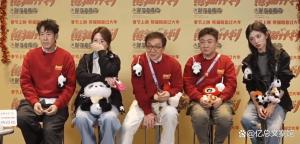 成龙当众吃掉在地上的口香糖 真实举动引发热议