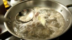 炖肉浮沫是营养精华还是脏东西 如何正确处理浮沫