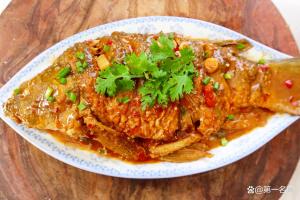 除夕吃鱼讲究多 是对传统的尊重 藏在鱼里的新年期许