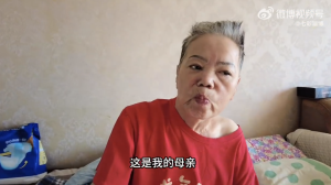 女儿照顾大小便失禁的妈妈整整三年！