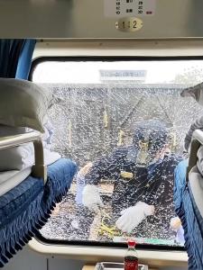 昆明铁路局回应列车车窗爆裂 乘客安全受考验
