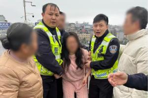永州辅警“飞身”救下轻生女子 69秒生死营救