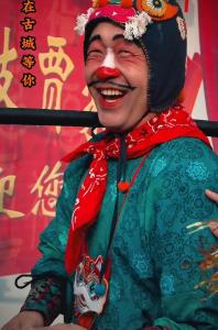 “显眼包”卖货郎回应意外走红 一担烟火逗乐全城