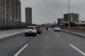 大爷骑车上高架跨车道逆行致事故 一己之力引发多车追尾