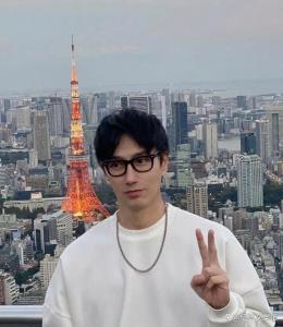 60岁模特发文庆生 网友求冻龄秘诀 自律与热爱成就逆龄男神