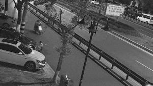 10岁女孩一个举动 让妈妈哭到哽咽 4.4公里夜路送花