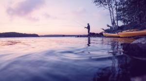 男子外地出差钓鱼遇山体滑坡溺亡 工伤认定争议