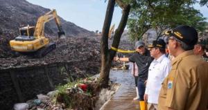 雅加达50米高垃圾山滑坡 多人遇难 暴露垃圾管理问题