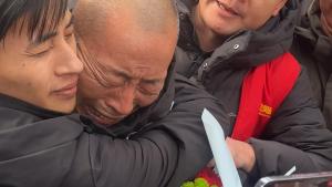 父亲狱中得知儿子走丢急得吐血 24年后终团聚