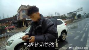 科目四学员开车送科目一学员考试被罚 无证驾驶受处罚