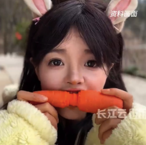 细节满分！女生牙啃胡萝卜还原万里长城