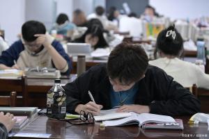 公务员招录持续向应届生和基层倾斜 12万岗位等你来战