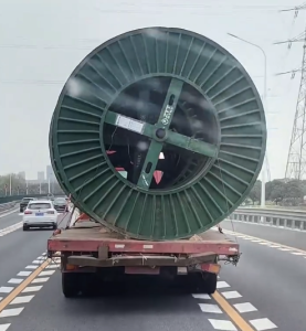 后车司机错过出口只为提醒半挂车司机：这么大的东西万一掉下来可不简单