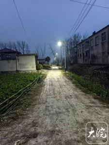 男子出资3万为村里安装50盏路灯 点亮家乡路