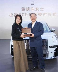 格力电器董事长董明珠低调现身北京朝阳，换乘国产豪车被拍