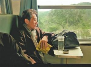 王劲松人民日报撰文 绿皮火车承载父爱