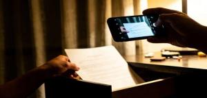 干部携密件回家 遭亲属偷拍发往境外 八小时外泄密隐患