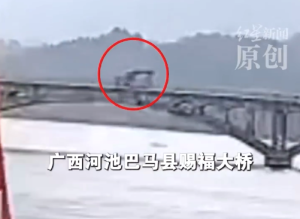 一挖掘机撞桥后坠湖司机不幸身亡 当地回应