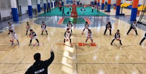 咸马现场啦啦队和市民为选手加油 城市嘉年华助力马拉松