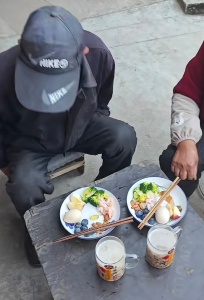 爷爷到地头还没轮起来镰刀低血糖就犯了